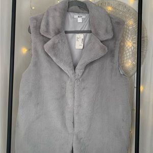 Unworn grey Renvy faux fur vest with tag still on